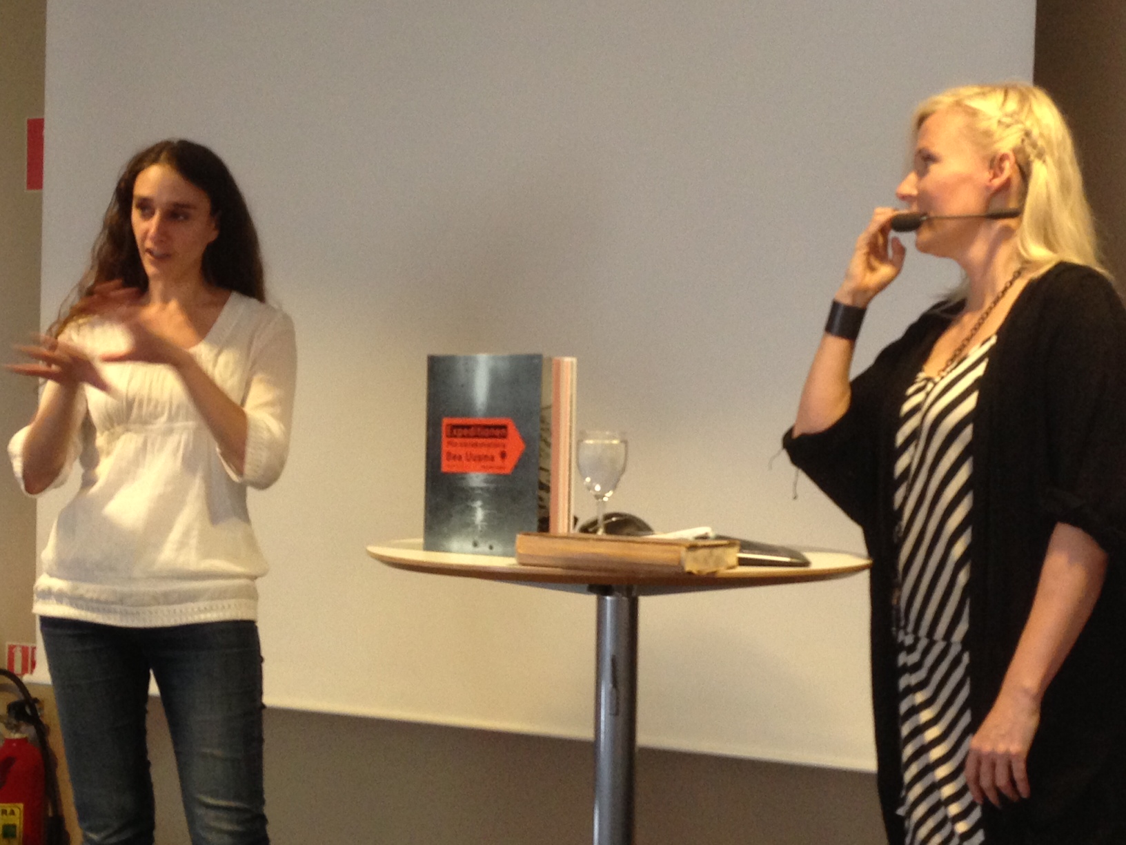 Jenny Tenenbaum introducerar Bea Uusma som håller seminarium om sin Augustprisvinnande bok. Foto: Danuta Janina Engstedt