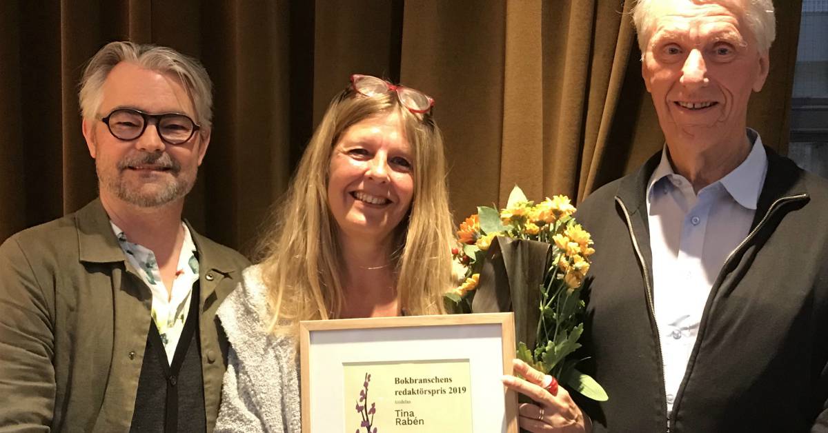 Årets pristagare Tina Rabén med juryns ordförande Stefan Skog och Understödsfondens Bertil Wahlström.