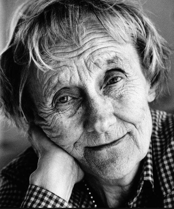 Astrid Lindgrens hem i Stockholm rymmer många berättelser om såväl Astrid Lindgrens författarliv som privata liv.