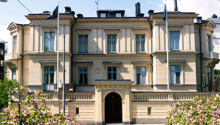 Så sent som fram till 1975 levde Akademien i symbios med Riksantikvarieämbetet, men sedan dess är den ett fritt lärt samfund utan några fasta statsanslag.